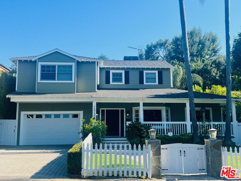 Attached, Exterior, Facade, American Craftsman