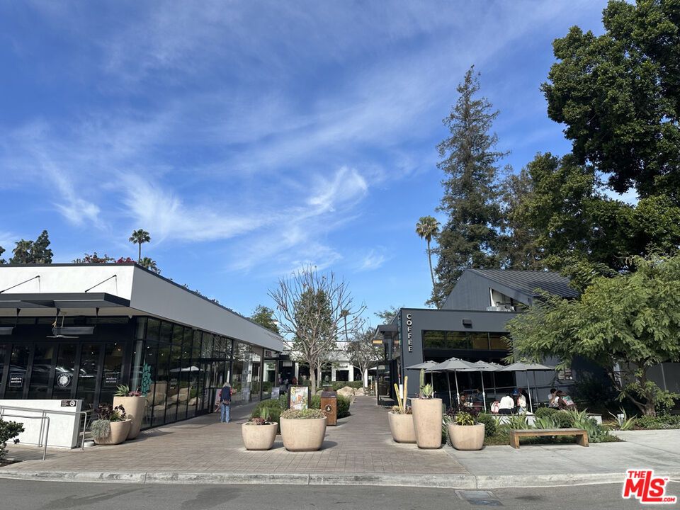 Exterior, Facade, Modern