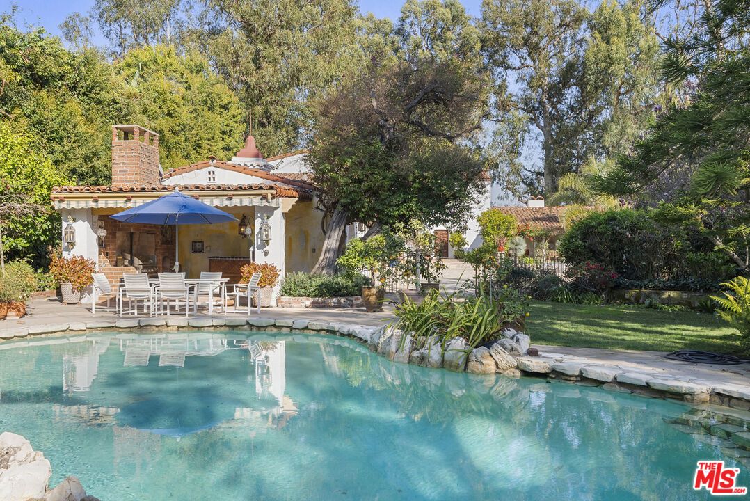 Exterior, Pool
