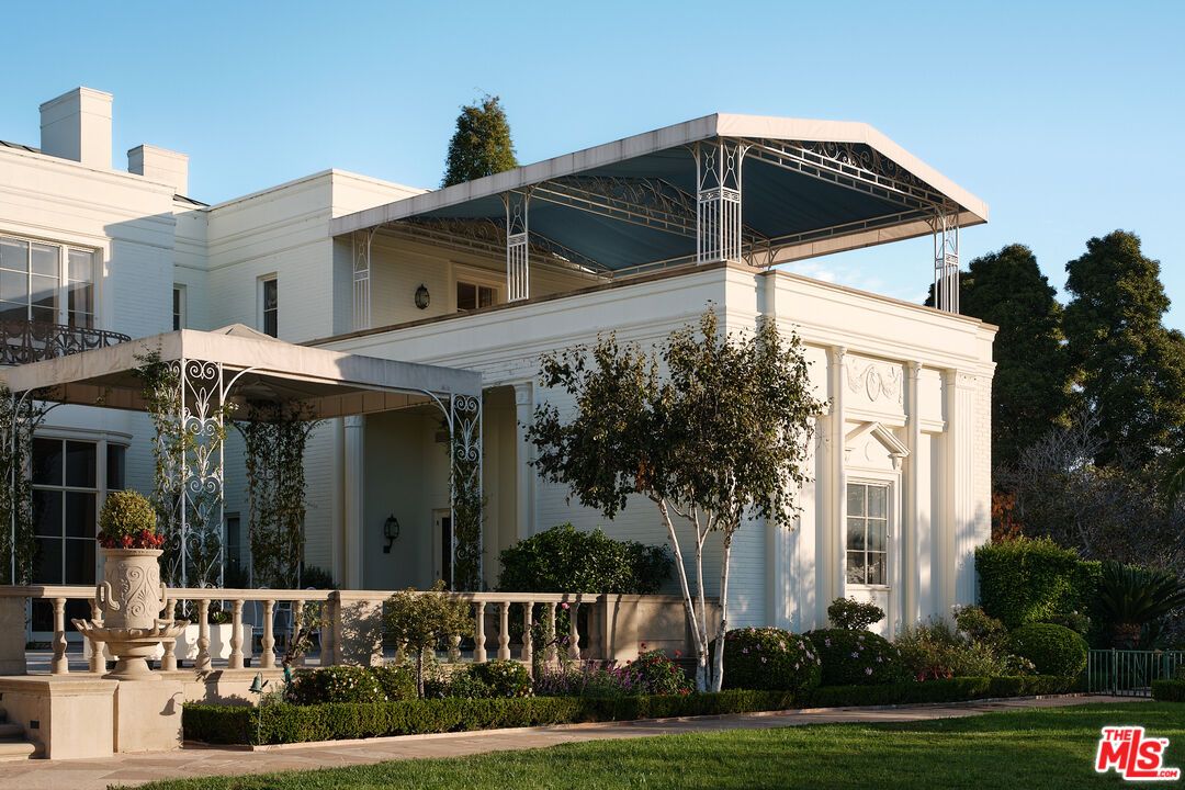 Exterior, Facade, Modern