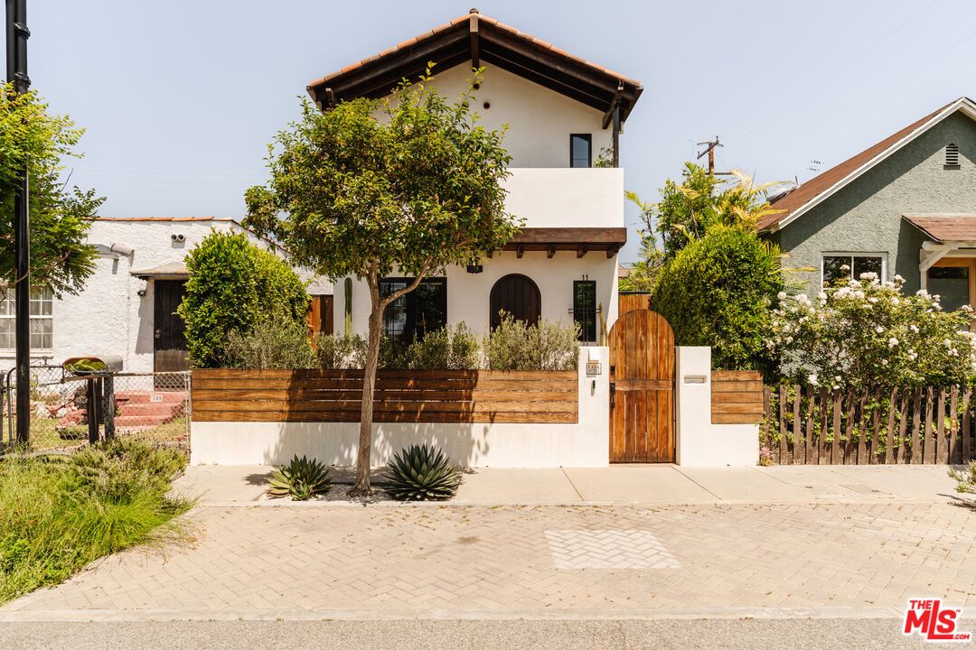 Backyard, Exterior, Facade, Modern