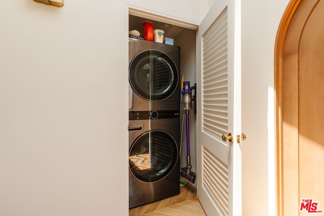 Interior, Utility Closets, Washer, Wood Texture Flooring