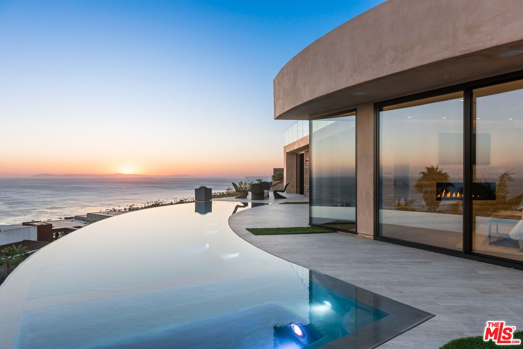Exterior, Pool, Water