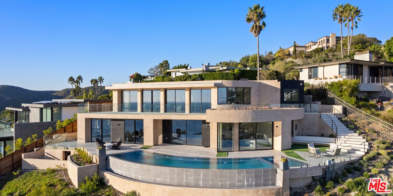 Exterior, Facade, Pool, Modern