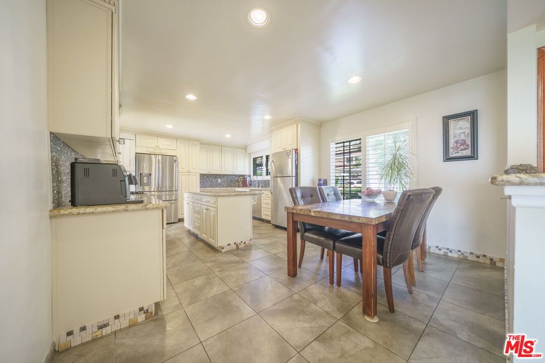 Dining room, Interior, Kitchen, Recessed Lighting, Stainless Steel Appliances