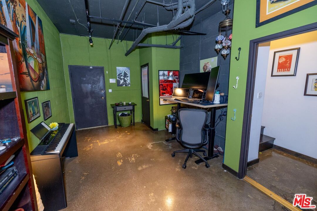 Home Office, Interior