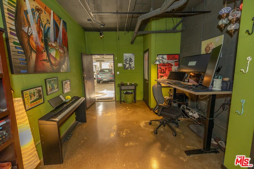 Home Office, Interior