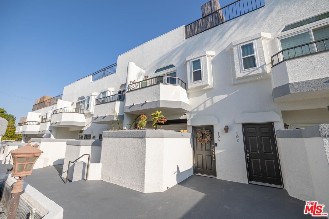 Exterior, Facade, Modern