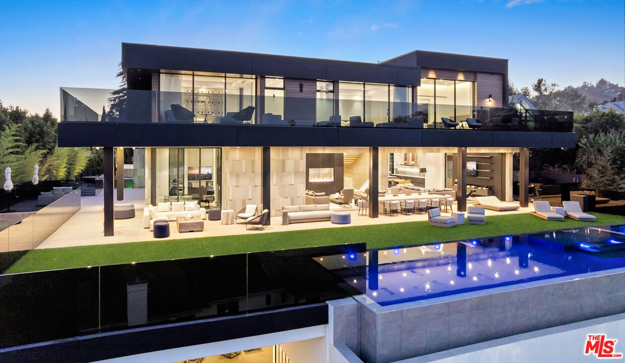 Exterior, Facade, Pool, Modern