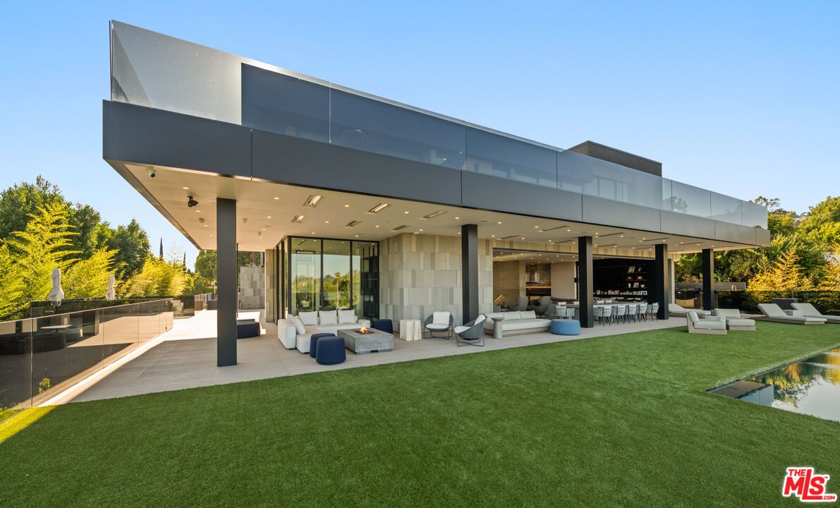 Backyard, Exterior, Facade, Modern