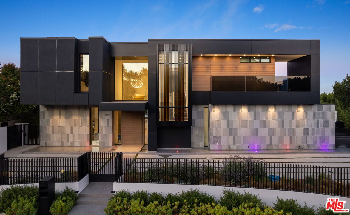 Exterior, Facade, Modern