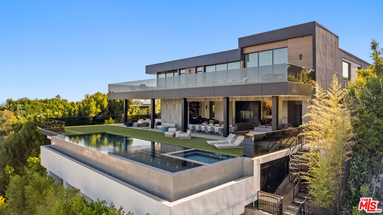 Exterior, Facade, Pool, Modern