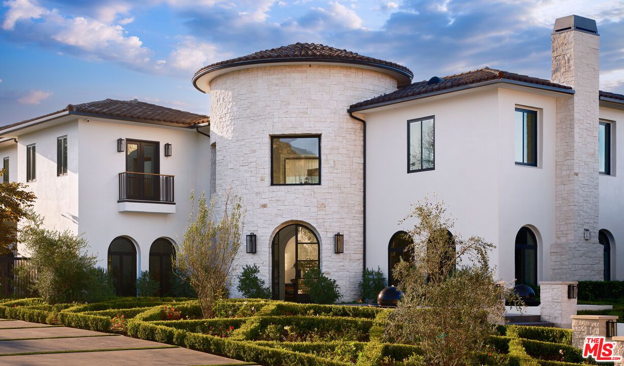Exterior, Facade, Mediterranean