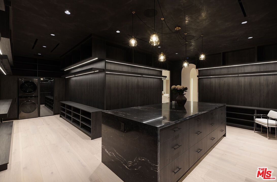 Interior, Pendant Lights, Recessed Lighting, Washer, Wood Texture Flooring