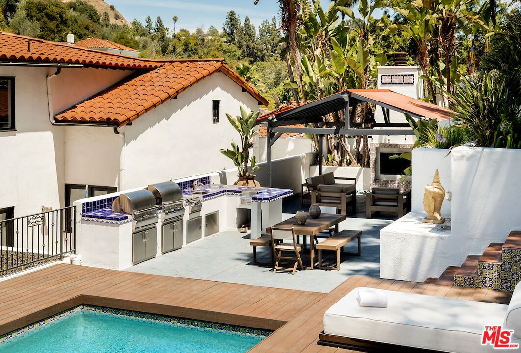 Exterior, Pool