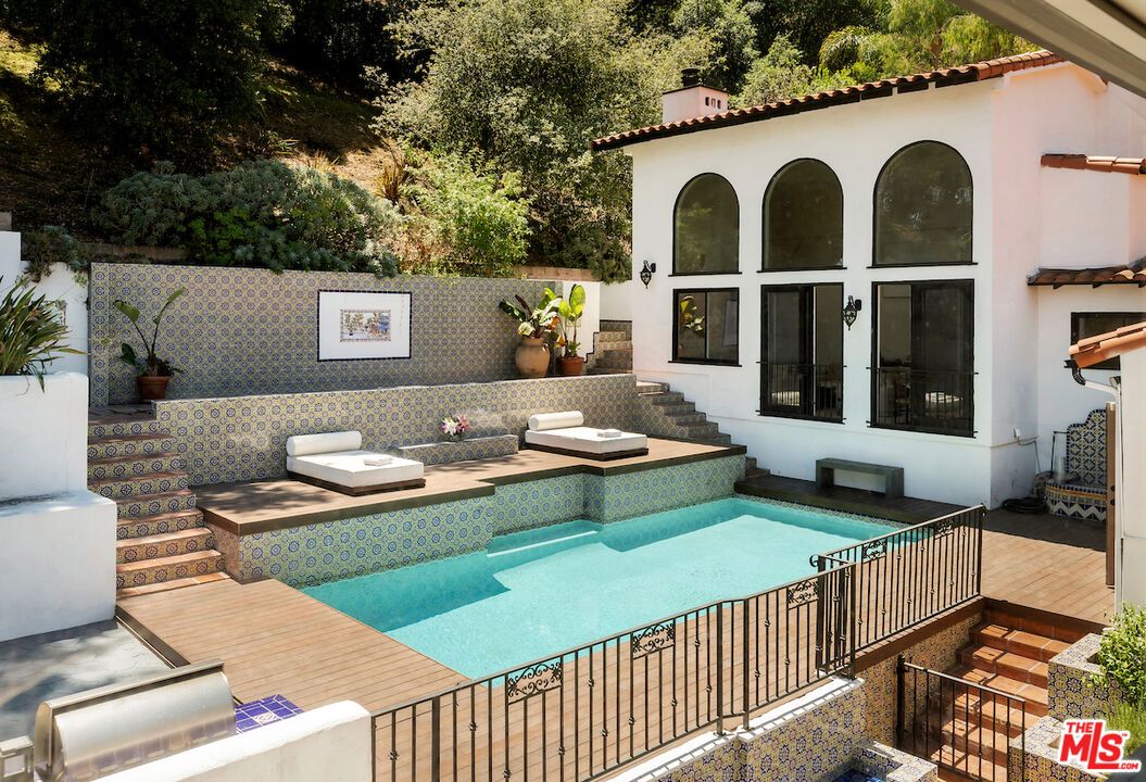 Exterior, Pool