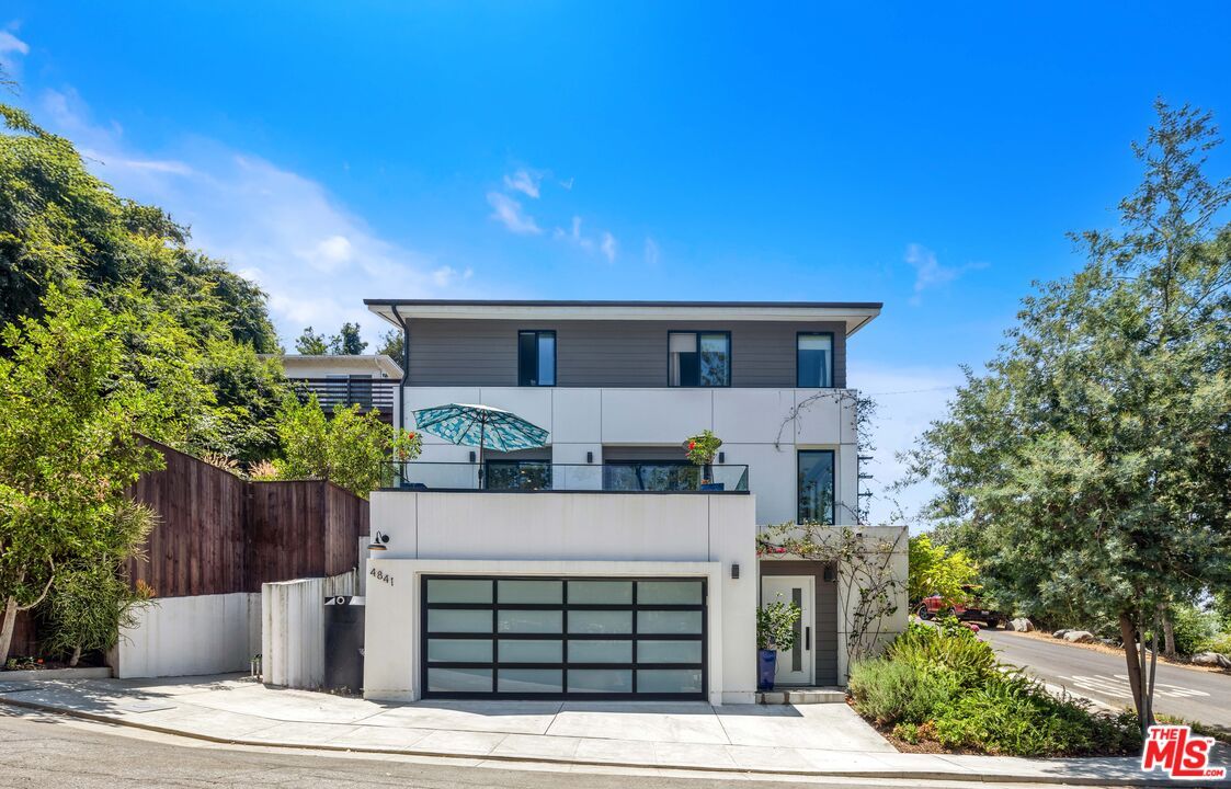 Attached, Exterior, Facade, Modern