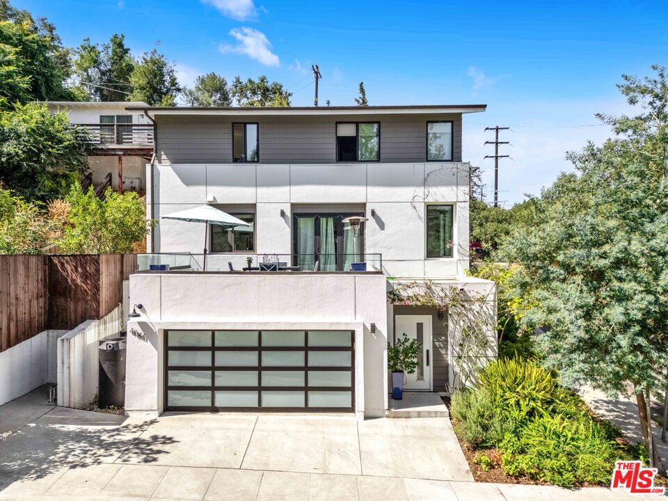 Attached, Exterior, Facade, Modern