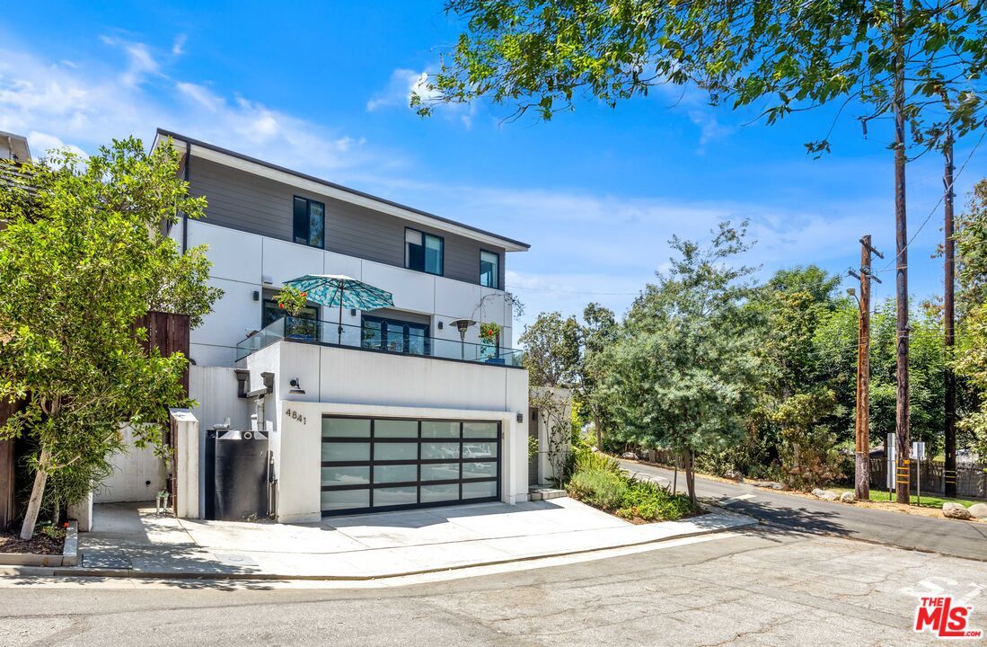 Attached, Exterior, Facade, Modern