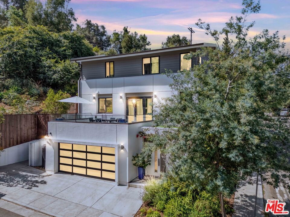 Attached, Exterior, Facade, Modern