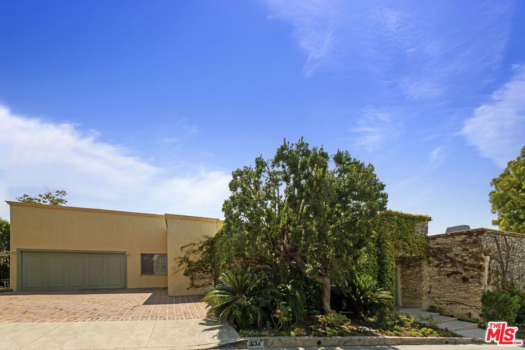 Attached, Exterior, Facade, Modern