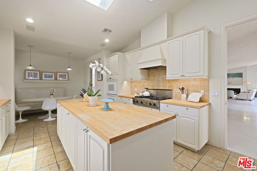 Dining room, Interior, Kitchen, Pendant Lights, Recessed Lighting, Stainless Steel Appliances