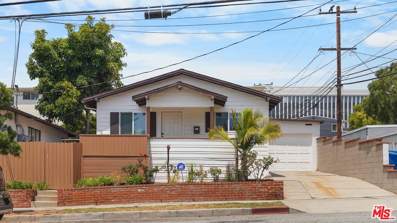 Attached, Exterior, Facade, None