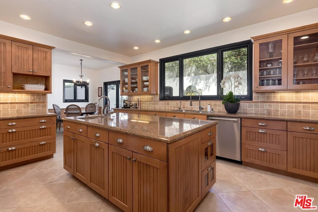 Dining room, Interior, Kitchen, Pendant Lights, Recessed Lighting, Stainless Steel Appliances