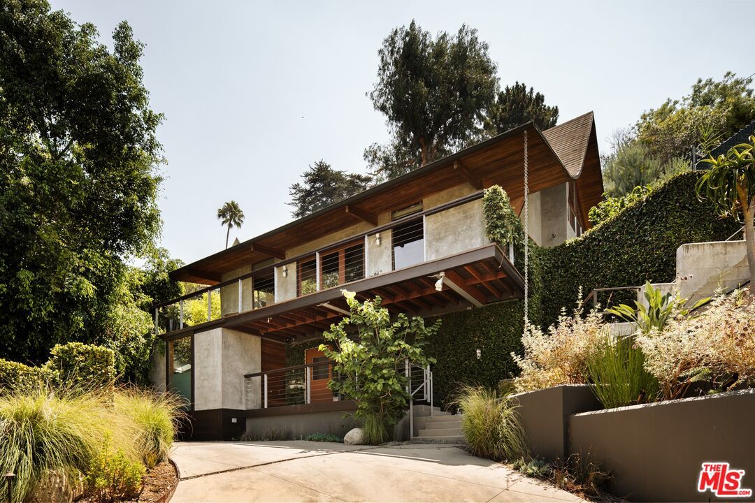 Exterior, Facade, Modern
