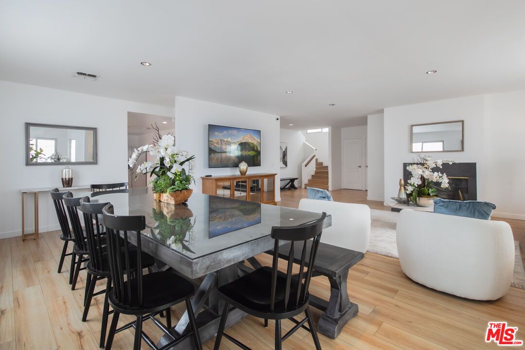 Dining room, Interior, Living room, Recessed Lighting, Wood Texture Flooring
