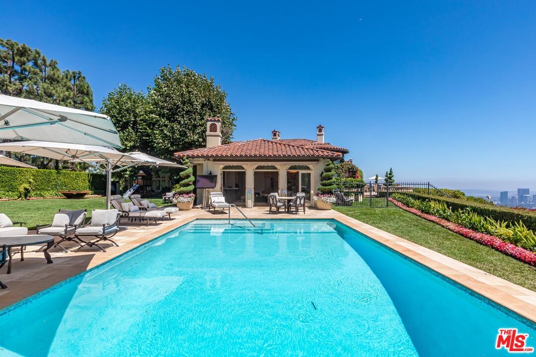 Exterior, Pool, Water
