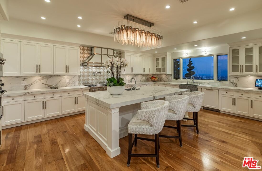 Chandelier, Interior, Kitchen, Marble Walls, Pendant Lights, Recessed Lighting, Wood Texture Flooring