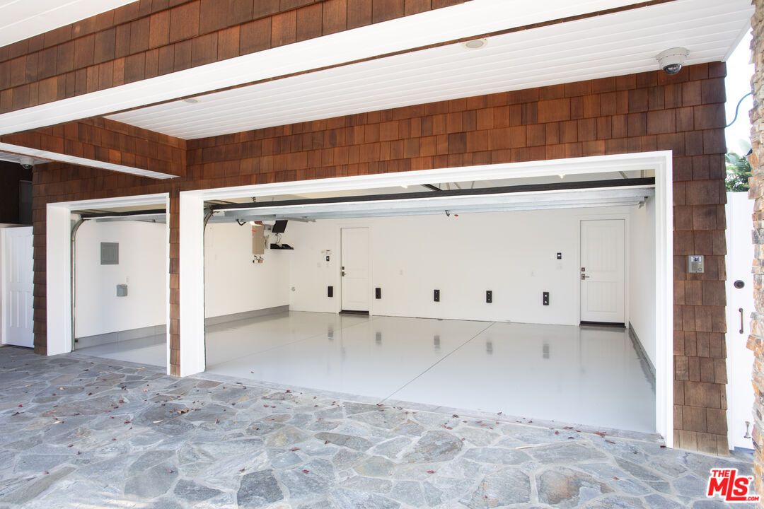 Garage, Interior