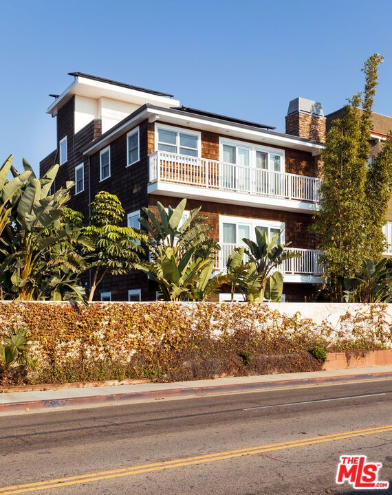 Exterior, Facade, Modern