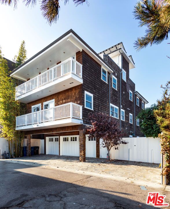 Attached, Exterior, Facade, Modern