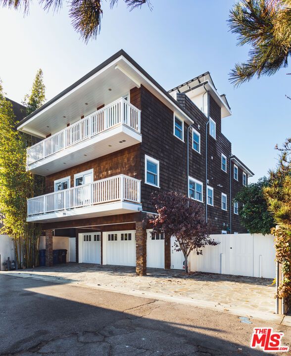 Attached, Exterior, Facade, Modern