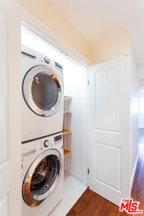 Interior, Utility Closets, Washer, Wood Texture Flooring