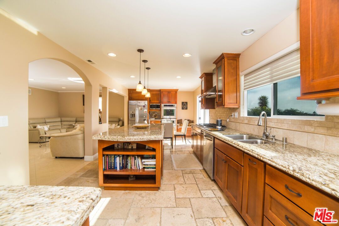 Dining room, Interior, Kitchen, Living room, Pendant Lights, Recessed Lighting, Stainless Steel Appliances