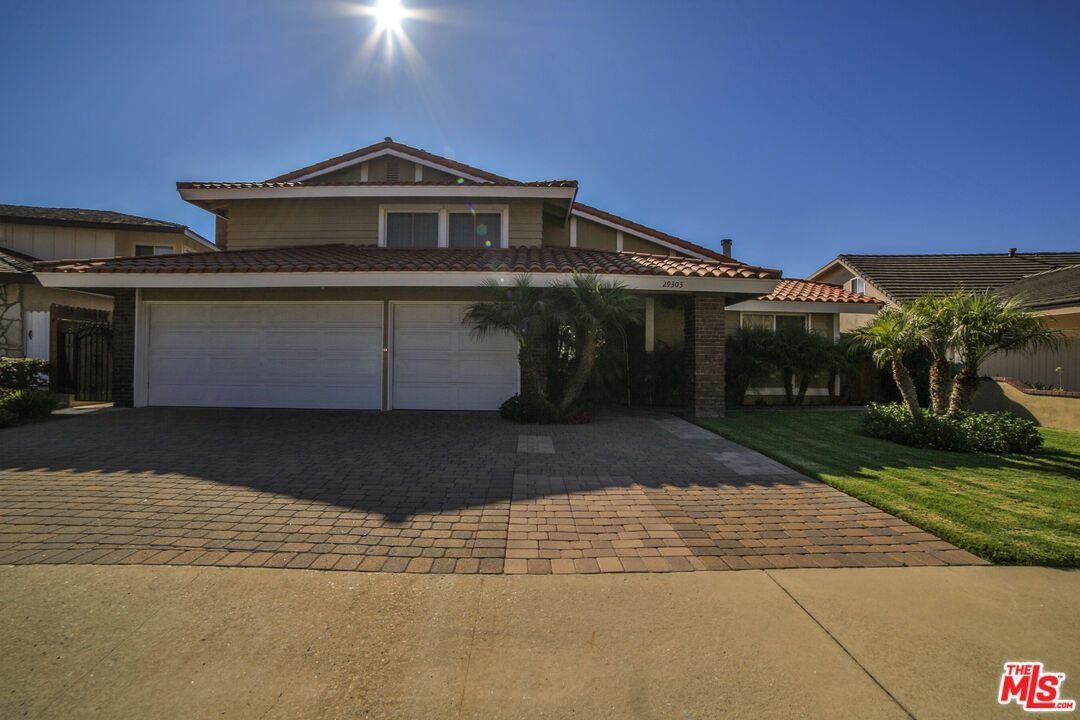 Attached, Exterior, Facade, Mediterranean