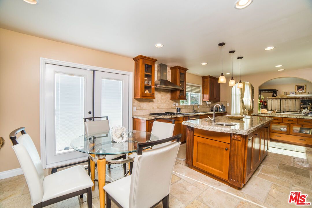 Dining room, Interior, Kitchen, Pendant Lights, Recessed Lighting, Stainless Steel Appliances