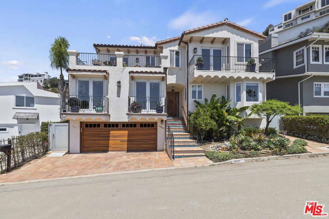 Attached, Exterior, Facade, Mediterranean