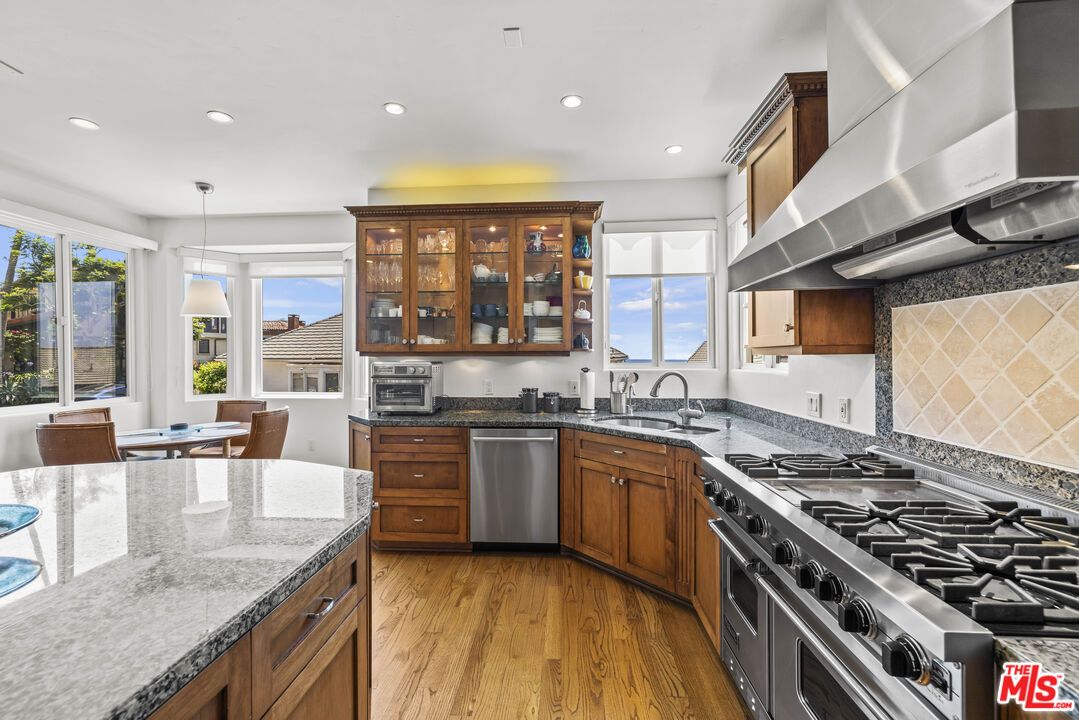Dining room, Interior, Kitchen, Pendant Lights, Recessed Lighting, Stainless Steel Appliances, Wood Texture Flooring