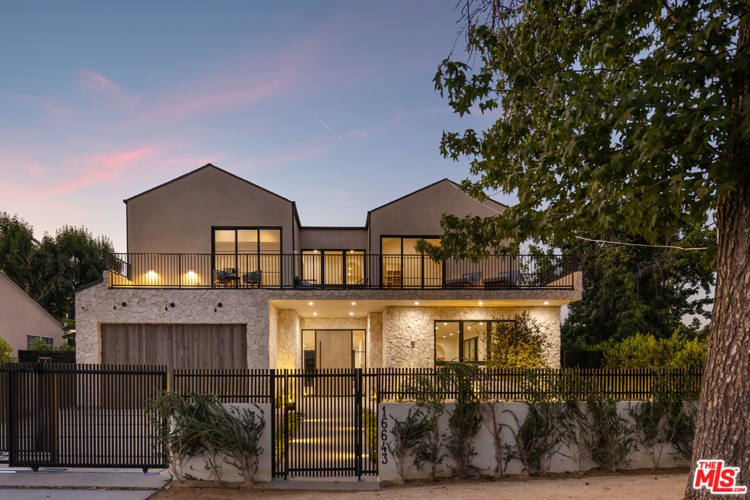 Exterior, Facade, Modern