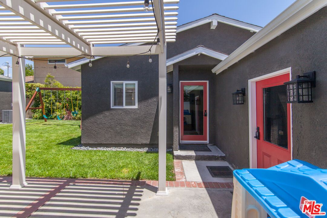 Backyard, Exterior