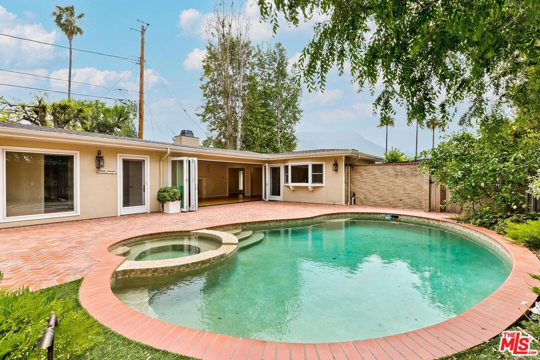 Exterior, Pool