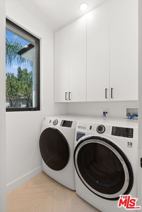 Interior, Recessed Lighting, Washer, Wood Texture Flooring