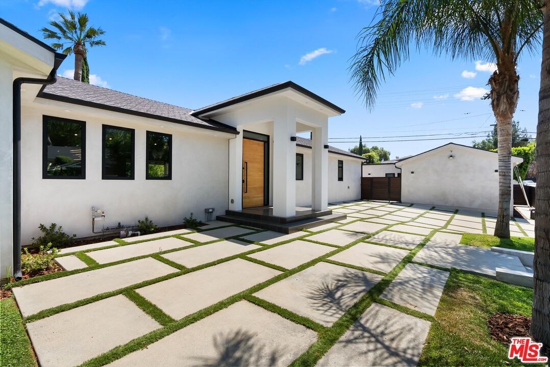 Backyard, Detached Garage, Exterior