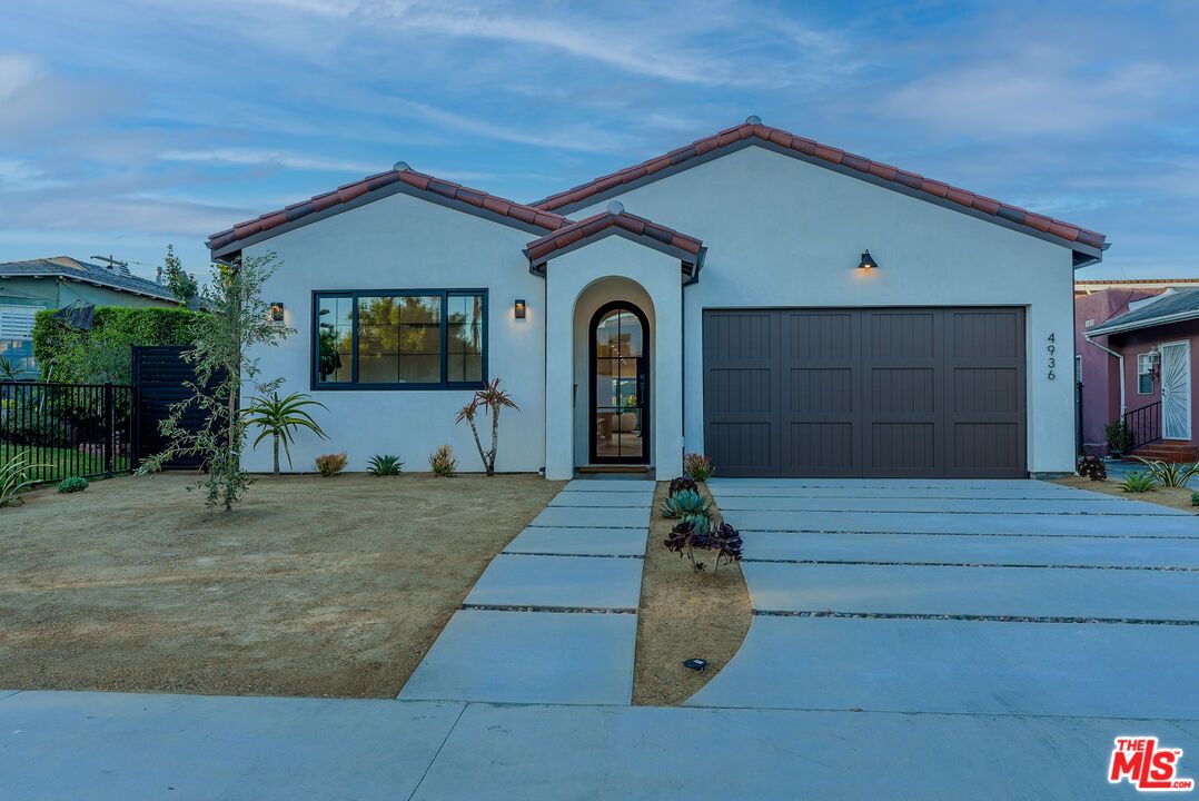 Attached, Exterior, Facade, Spanish Mediterranean