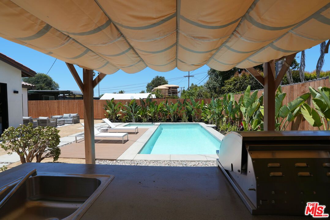 Exterior, Pool