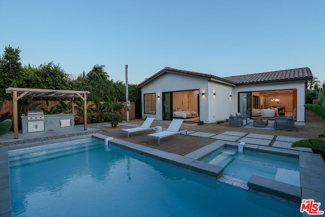 Exterior, Pool
